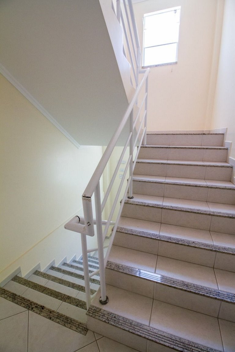 Apartamento em Bombas 180 mts do mar vista lateral.