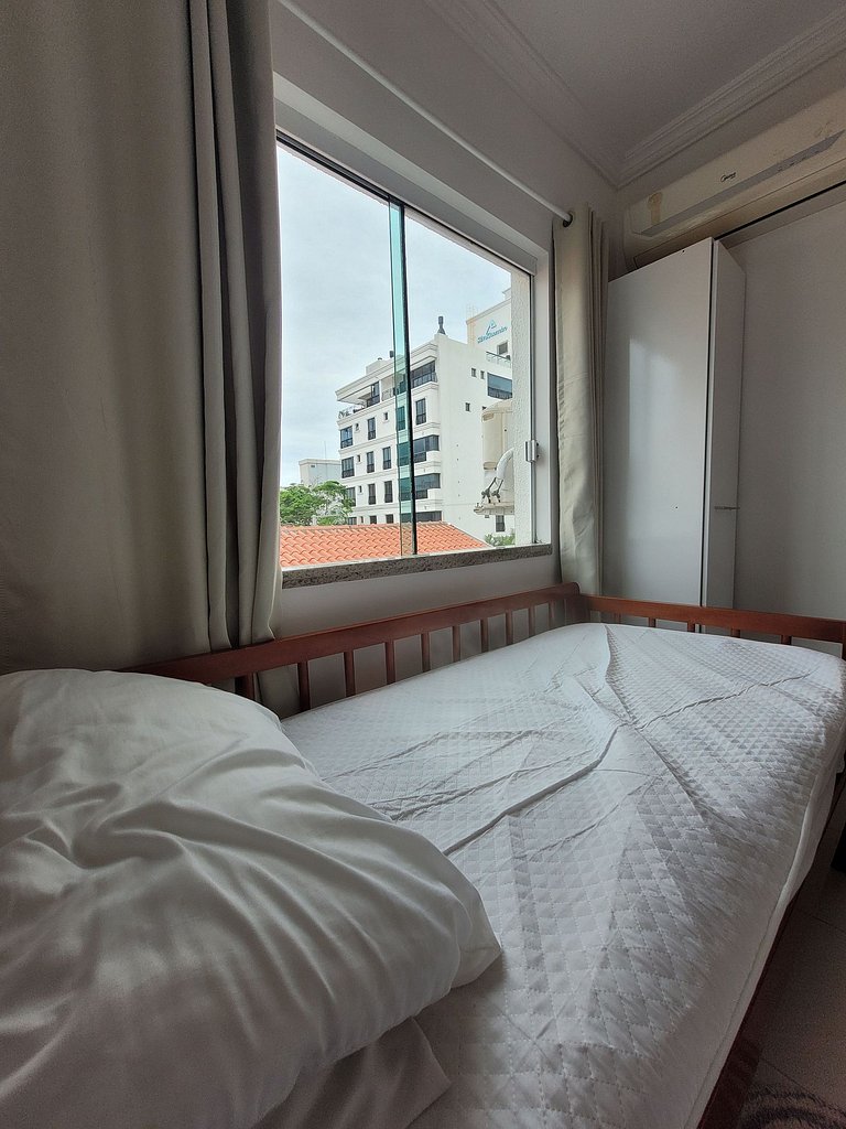 Apartamento em Bombas 180 mts do mar vista lateral.