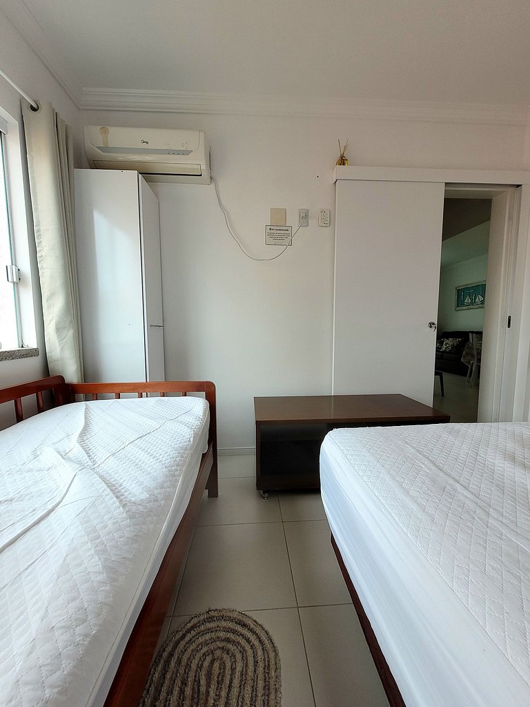 Apartamento em Bombas 180 mts do mar vista lateral.