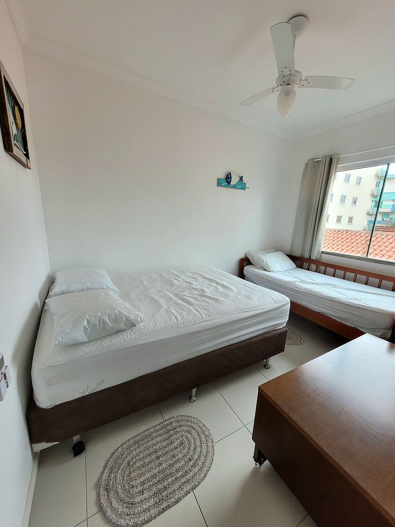 Apartamento em Bombas 180 mts do mar vista lateral.