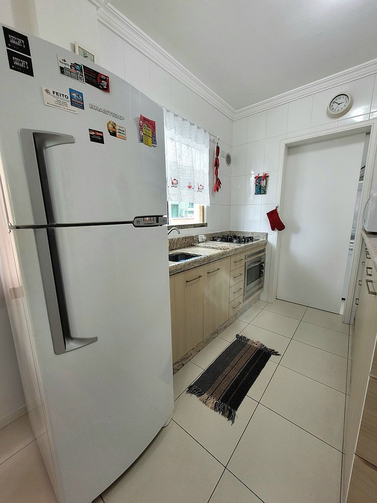 Apartamento em Bombas 180 mts do mar vista lateral.