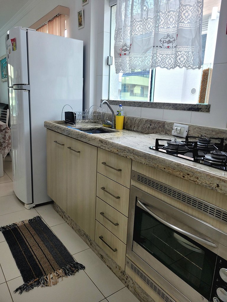 Apartamento em Bombas 180 mts do mar vista lateral.