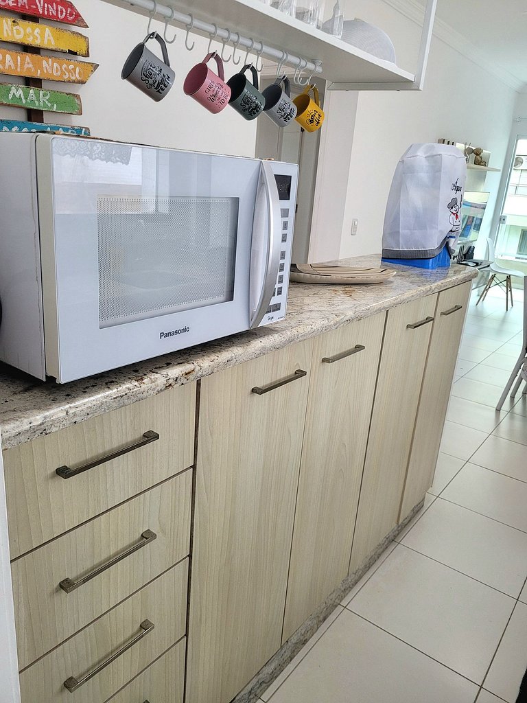 Apartamento em Bombas 180 mts do mar vista lateral.