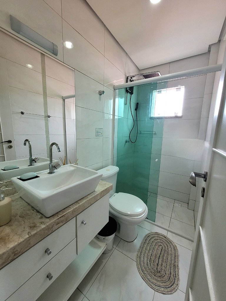 Apartamento em Bombas 180 mts do mar vista lateral.