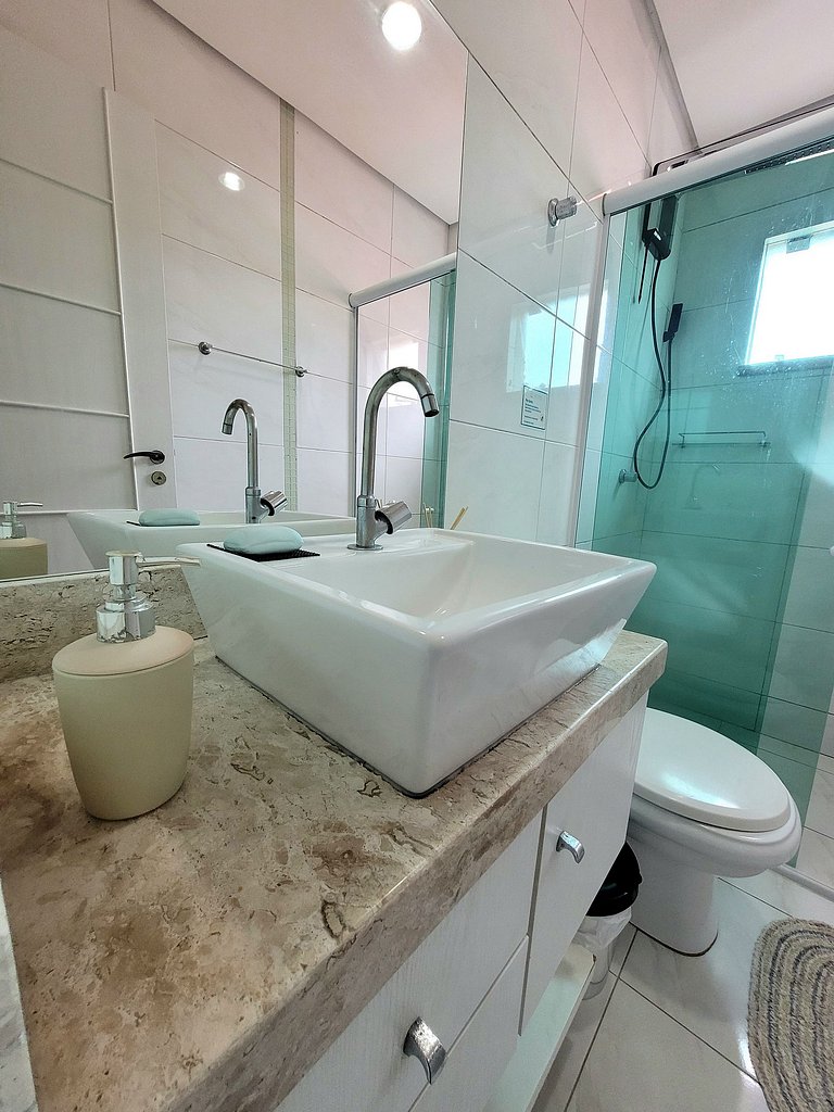 Apartamento em Bombas 180 mts do mar vista lateral.