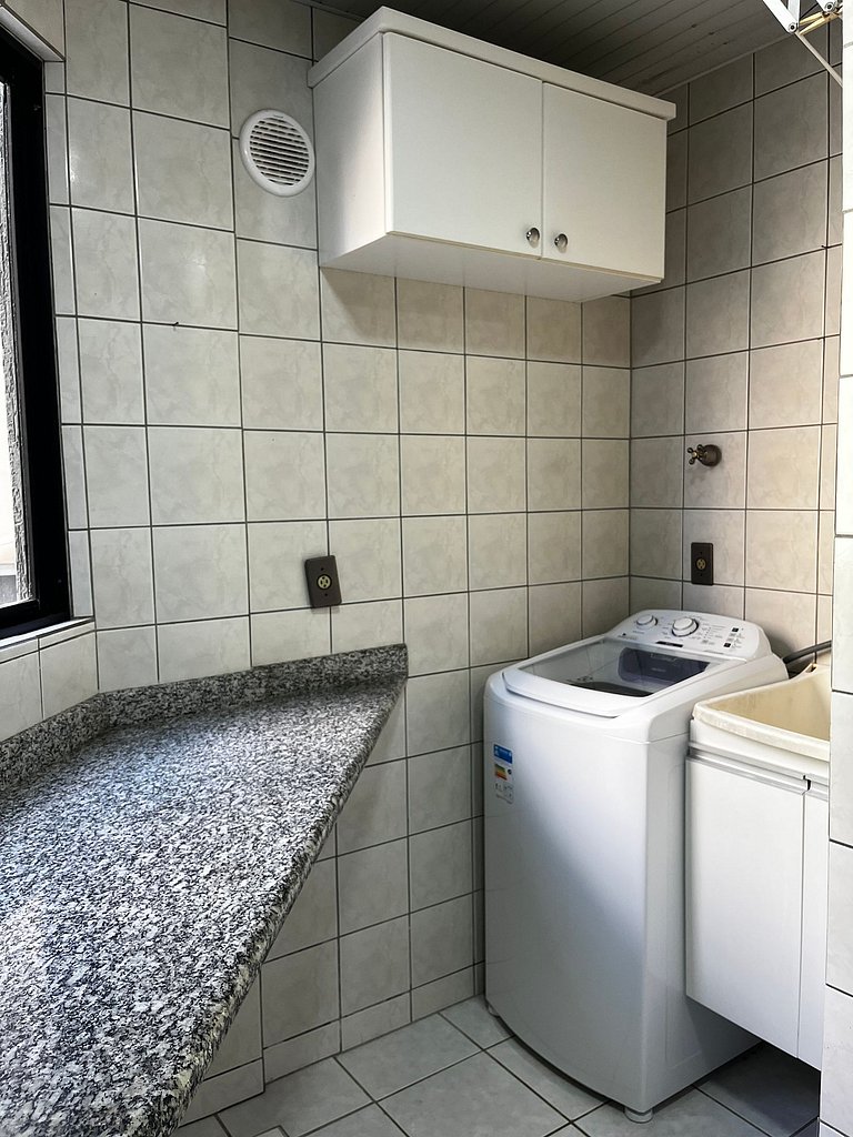 204- Apartamento quadra mar Meia Praia