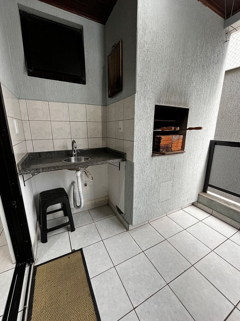 204- Apartamento quadra mar Meia Praia