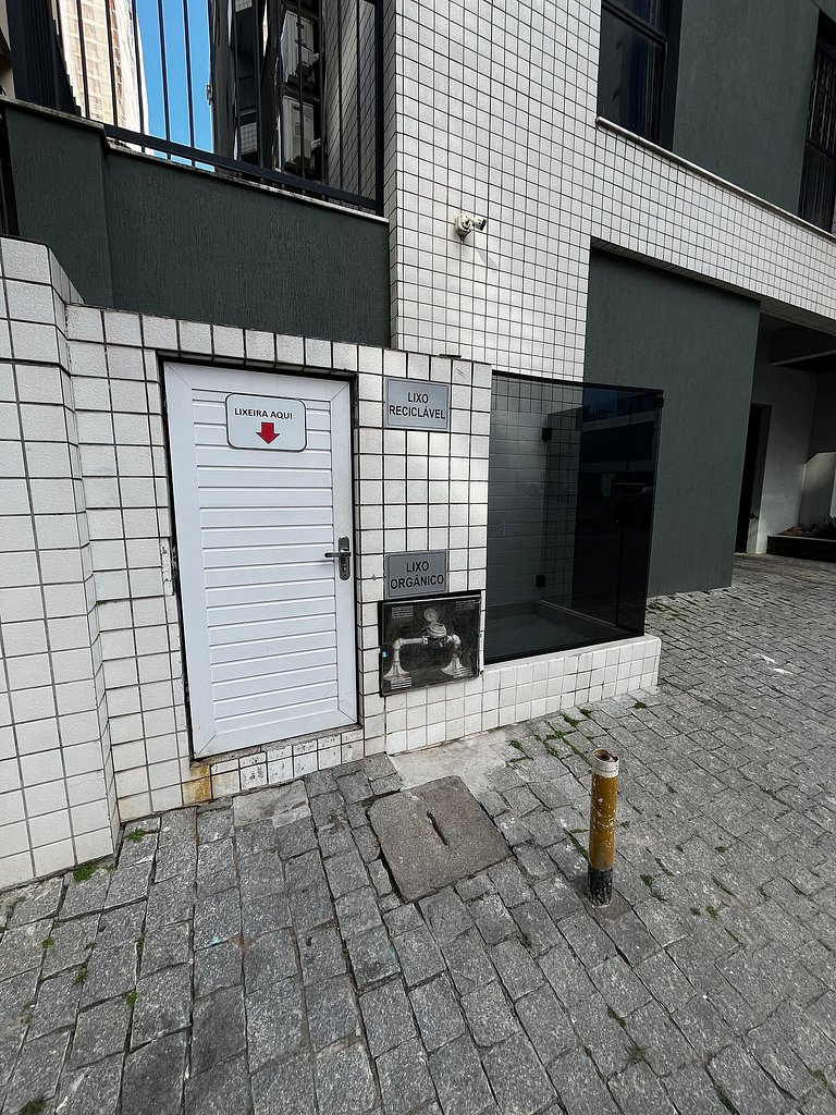 204- Apartamento quadra mar Meia Praia