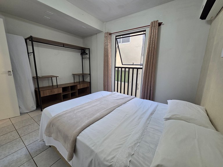 204- Apartamento quadra mar Meia Praia