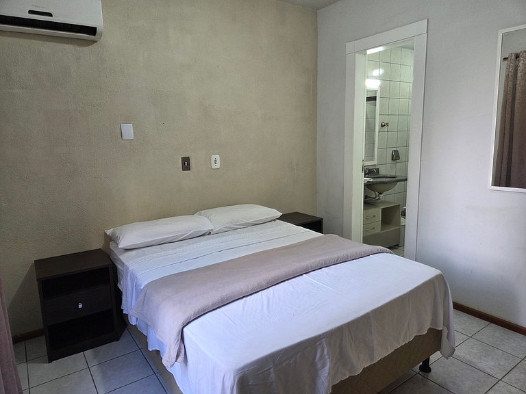 204- Apartamento quadra mar Meia Praia