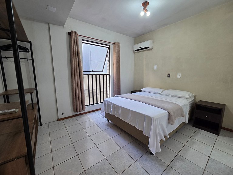 204- Apartamento quadra mar Meia Praia