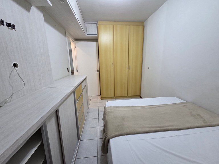 204- Apartamento quadra mar Meia Praia