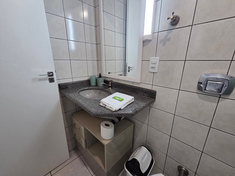 204- Apartamento quadra mar Meia Praia