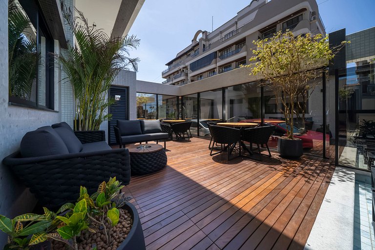 Piscina e Decoração: Apê 50 mts do mar 2 suítes