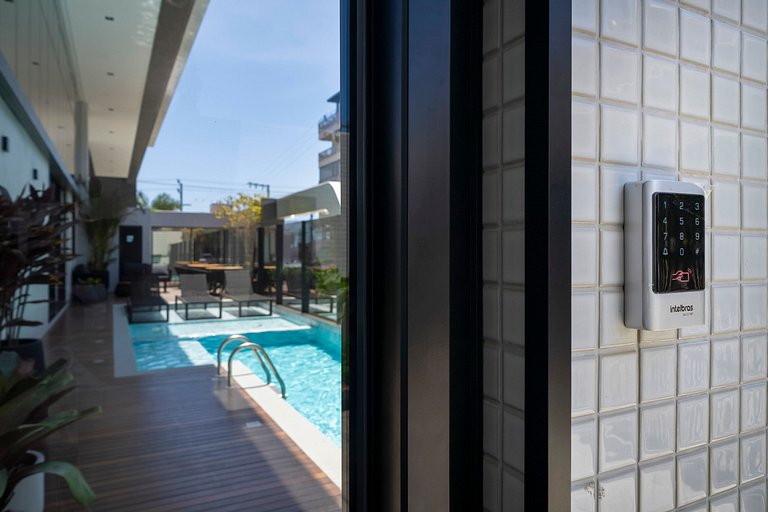 Piscina e Decoração: Apê 50 mts do mar 2 suítes