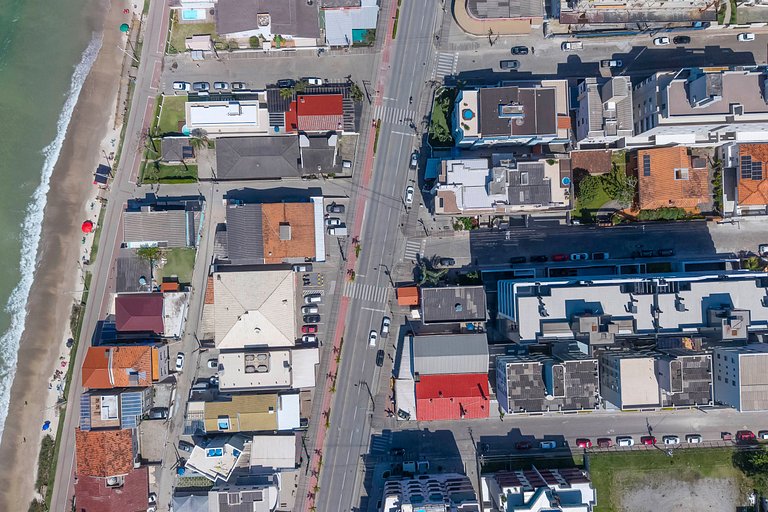 Piscina e Decoração: Apê 50 mts do mar 2 suítes