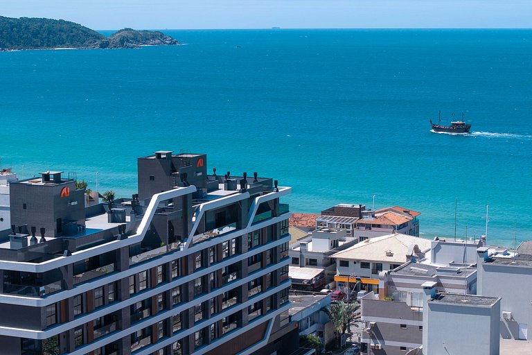 Piscina e Decoração: Apê 50 mts do mar 2 suítes