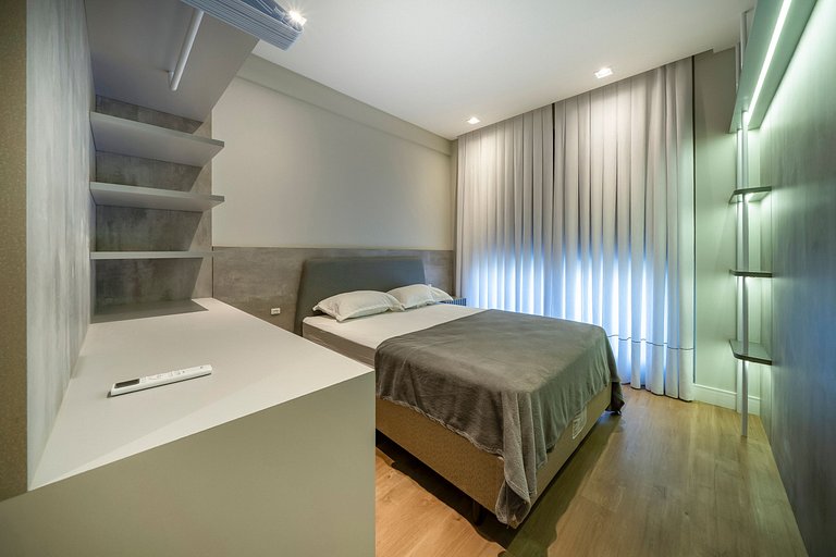 Piscina e Decoração: Apê 50 mts do mar 2 suítes