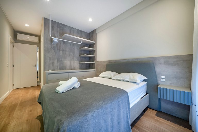 Piscina e Decoração: Apê 50 mts do mar 2 suítes