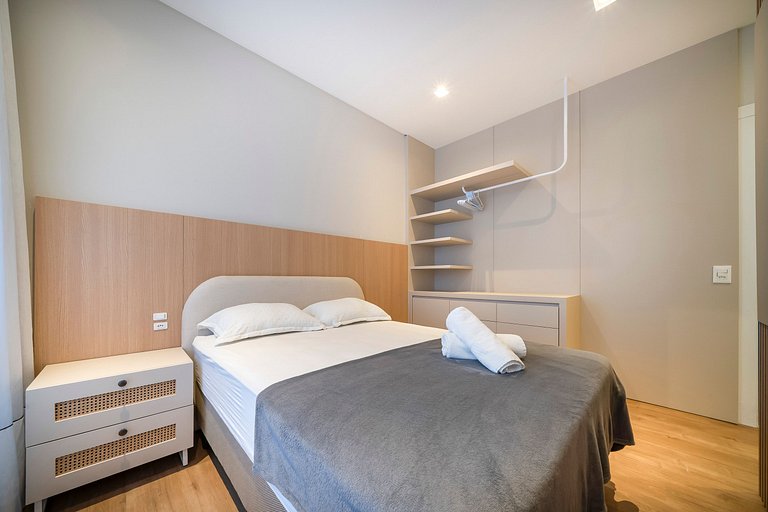 Piscina e Decoração: Apê 50 mts do mar 2 suítes