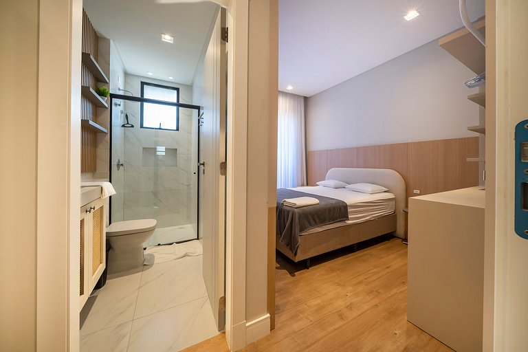 Piscina e Decoração: Apê 50 mts do mar 2 suítes