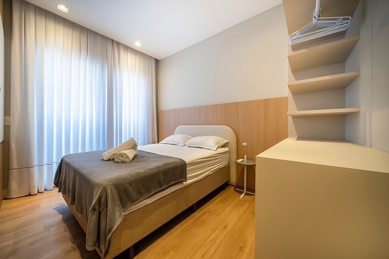 Piscina e Decoração: Apê 50 mts do mar 2 suítes