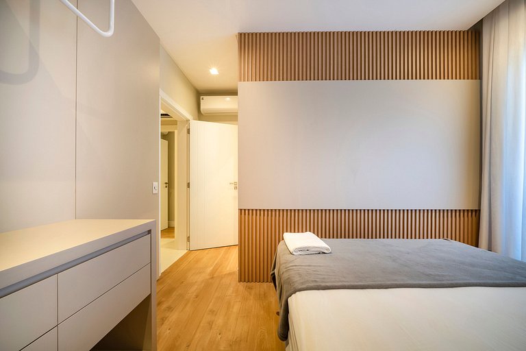 Piscina e Decoração: Apê 50 mts do mar 2 suítes