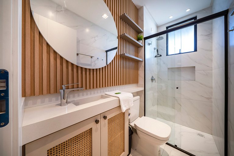 Piscina e Decoração: Apê 50 mts do mar 2 suítes