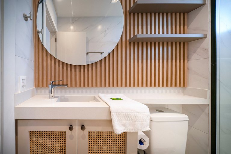 Piscina e Decoração: Apê 50 mts do mar 2 suítes