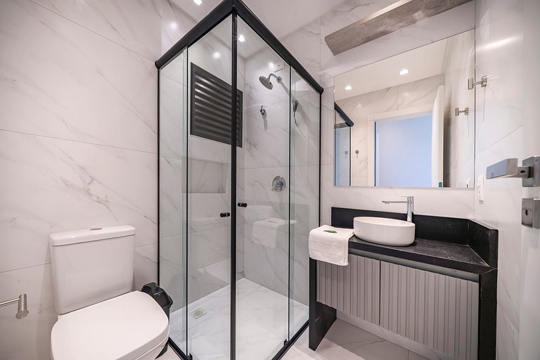 Piscina e Decoração: Apê 50 mts do mar 2 suítes