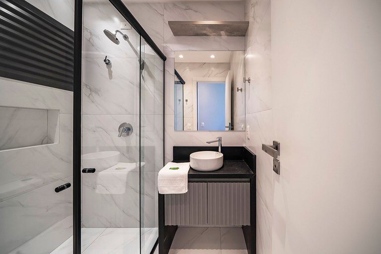 Piscina e Decoração: Apê 50 mts do mar 2 suítes