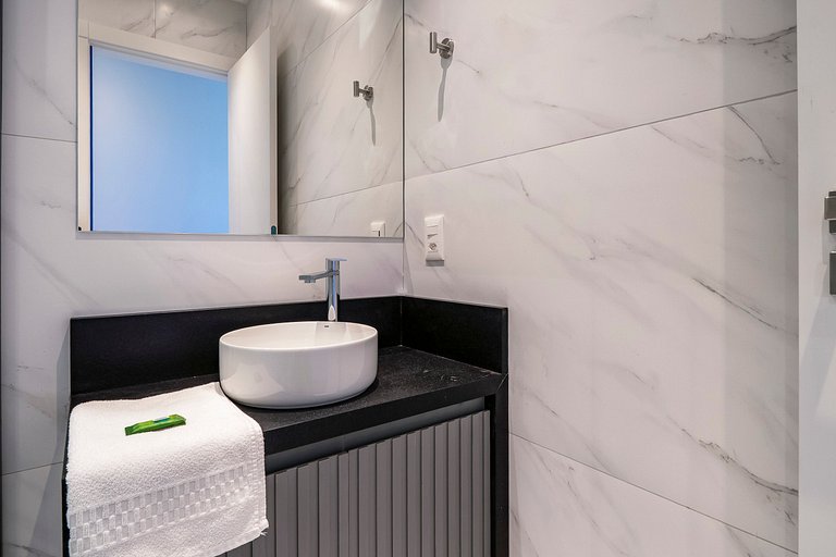 Piscina e Decoração: Apê 50 mts do mar 2 suítes