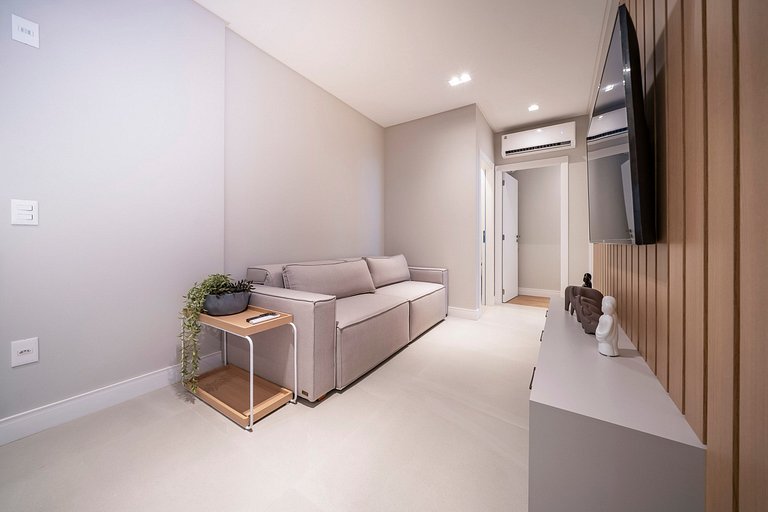 Piscina e Decoração: Apê 50 mts do mar 2 suítes