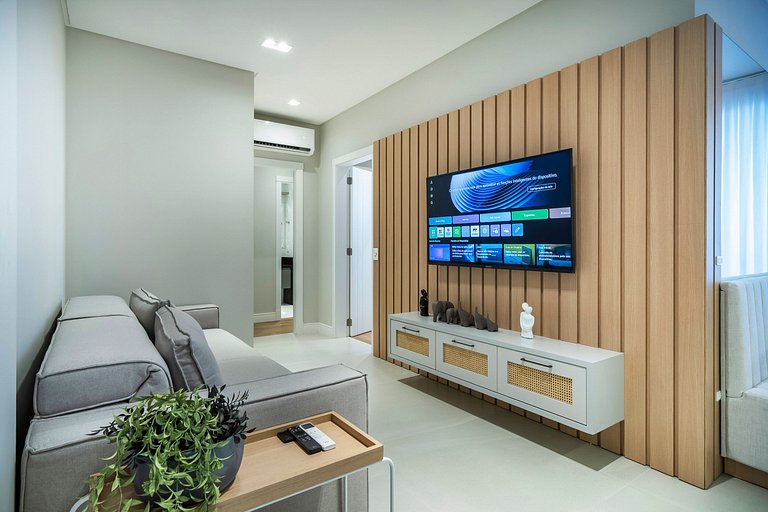 Piscina e Decoração: Apê 50 mts do mar 2 suítes