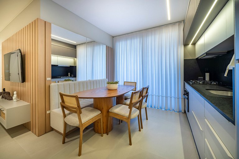 Piscina e Decoração: Apê 50 mts do mar 2 suítes