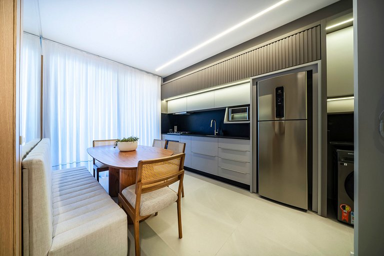 Piscina e Decoração: Apê 50 mts do mar 2 suítes