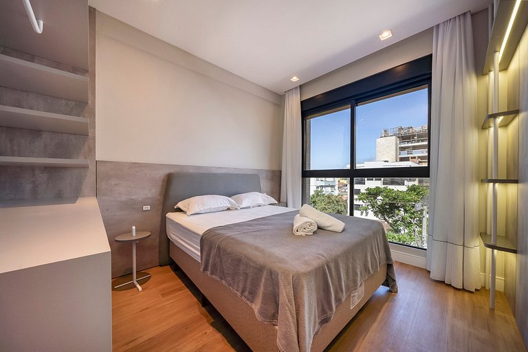 Piscina e Decoração: Apê 50 mts do mar 2 suítes