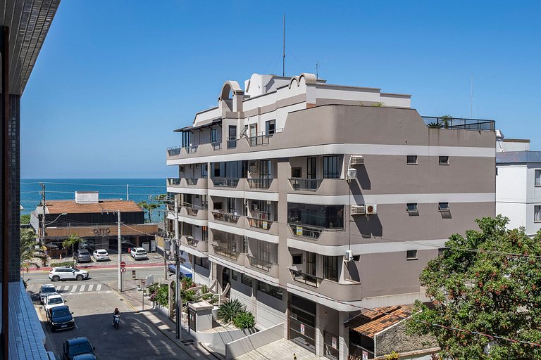 Piscina e Decoração: Apê 50 mts do mar 2 suítes