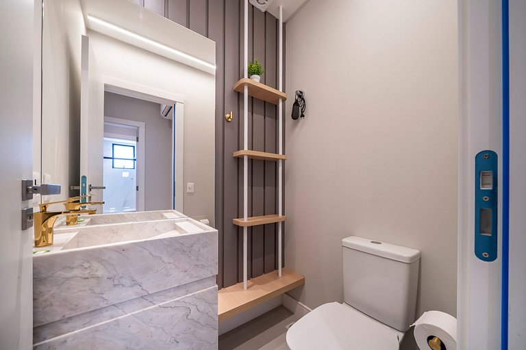 Piscina e Decoração: Apê 50 mts do mar 2 suítes