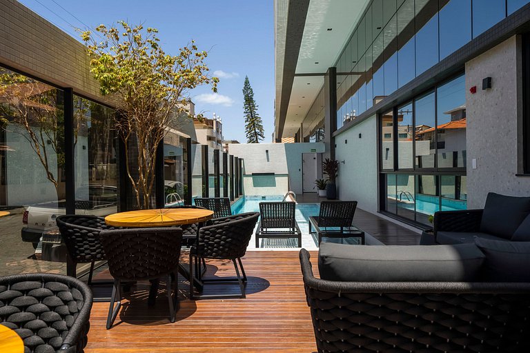Apê novo decorado com piscina 50 mt do mar