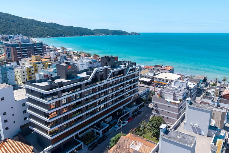 Apê novo decorado com piscina 50 mt do mar