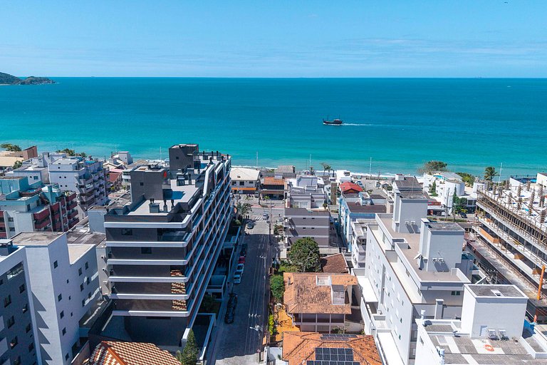 Apê novo decorado com piscina 50 mt do mar