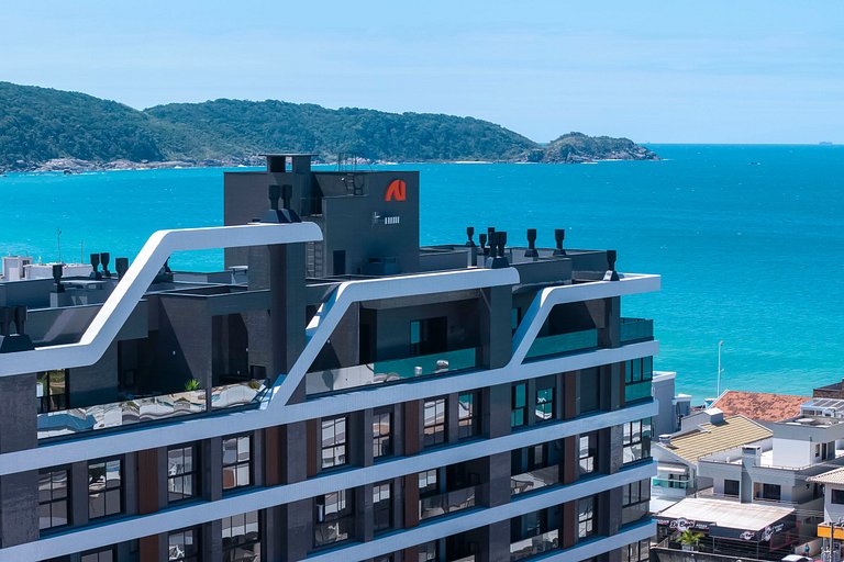Apê novo decorado com piscina 50 mt do mar