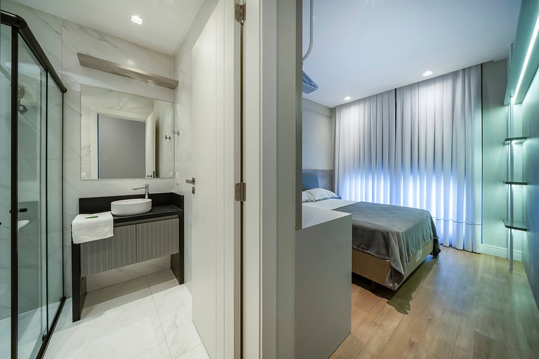 Apê novo decorado com piscina 50 mt do mar